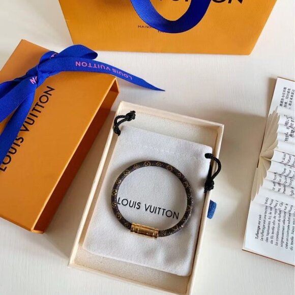 Perfect for any look, wear it alone or with a bracelet - Picture 3 of 5